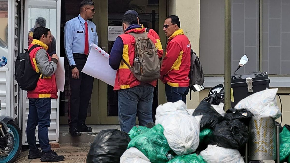 A UAESP le tocó puerta a puerta Ponen imanes para controlar la sacada de la basura
