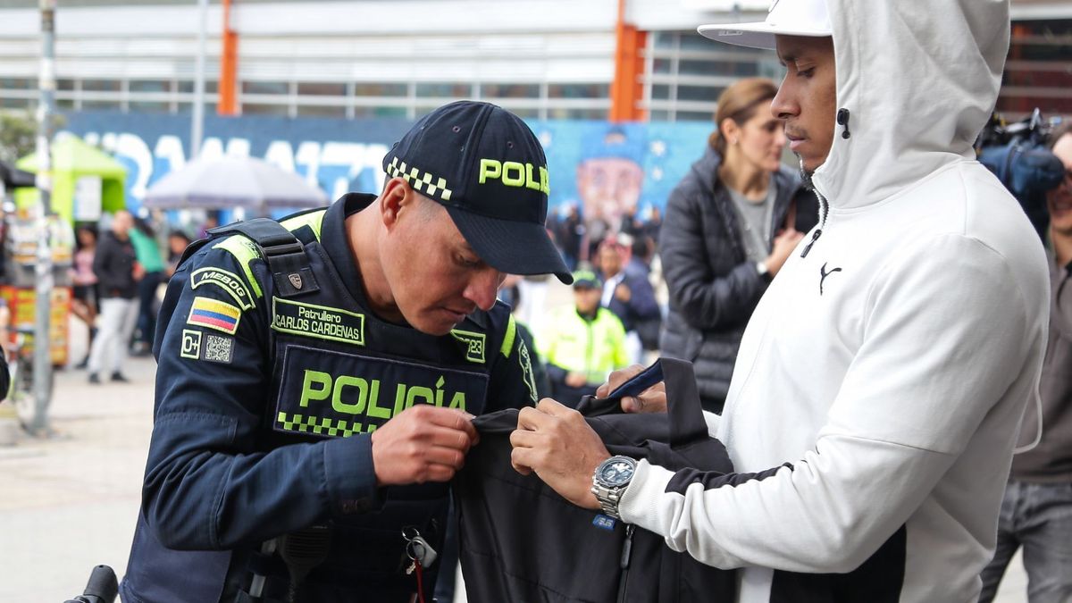 Policía requisando a un usuario en TransMilenio