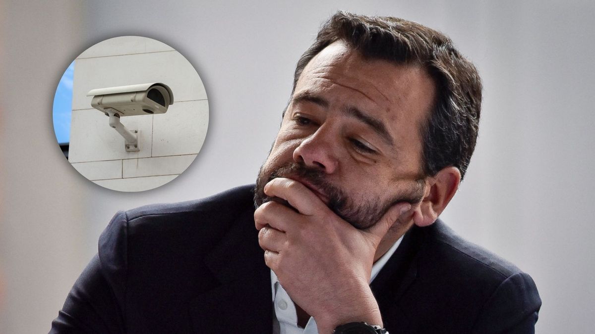 Carlos Fernando Galán pensativo y una cámara de seguridad