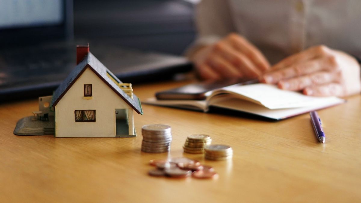 Mujer sacando cuentas para pagar el impuesto predial de su casa