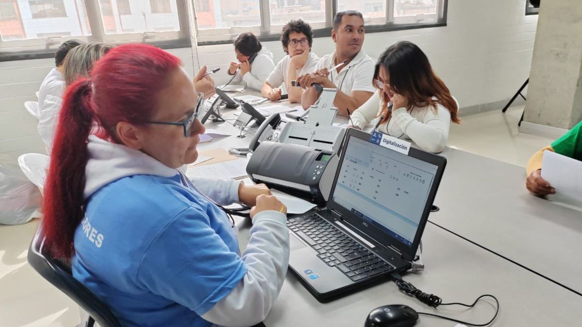 Funcionarios realizando el conteo de unos votos