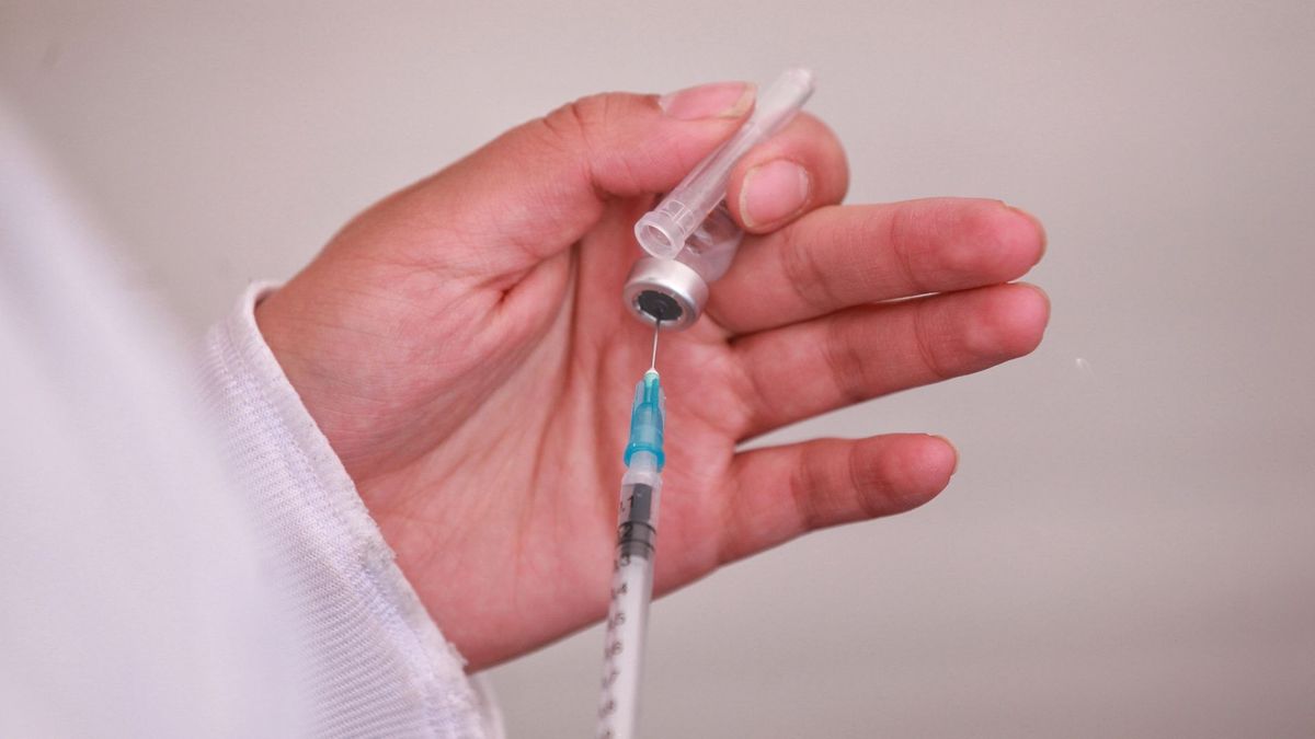 Enfermera preparando una vacuna para aplicarla