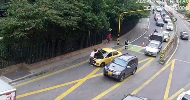 Taxi varado en la Circunvalar