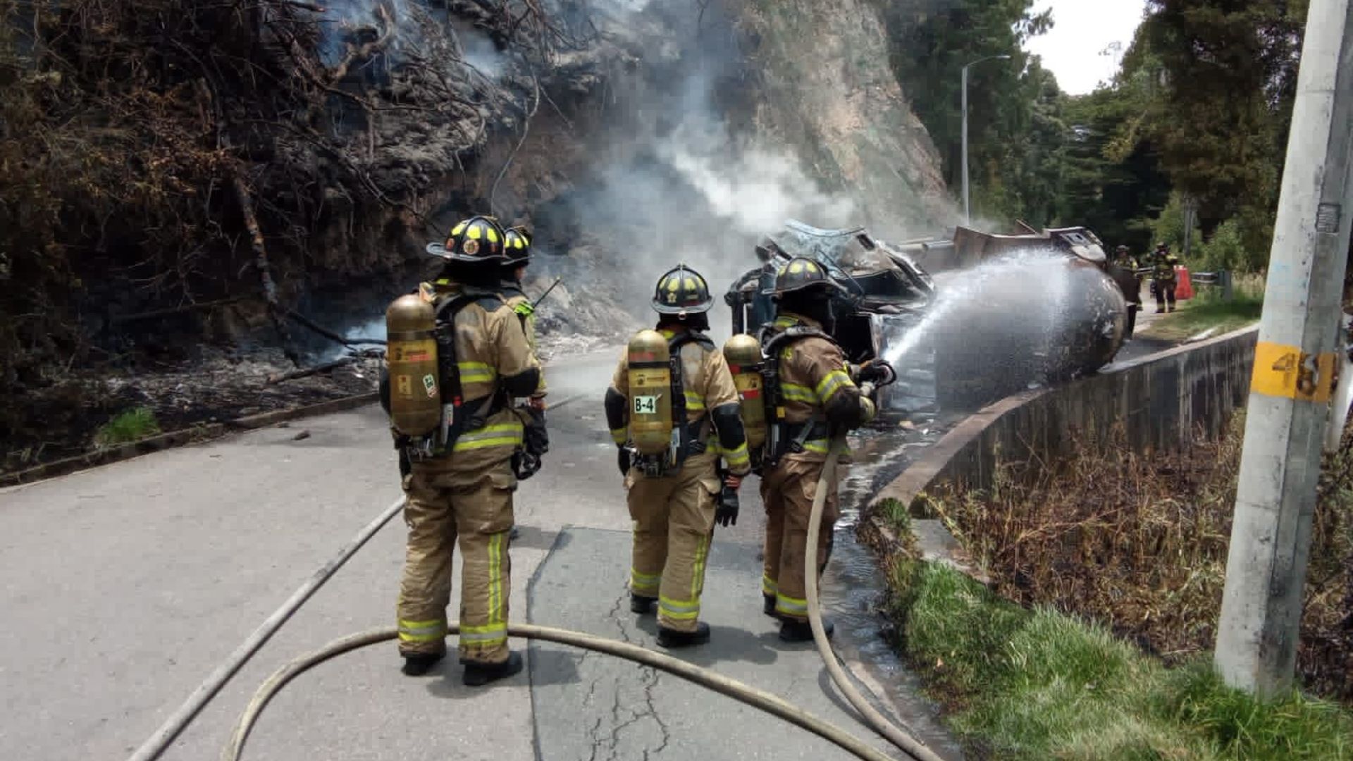 Volcamiento y explosión de carrotanque generan emergencia en vía La Calera