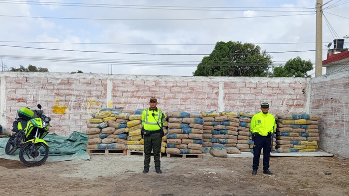 Recuperan camión robado y cargamento de cemento en la vía Cartagena – Barranquilla; dos capturados