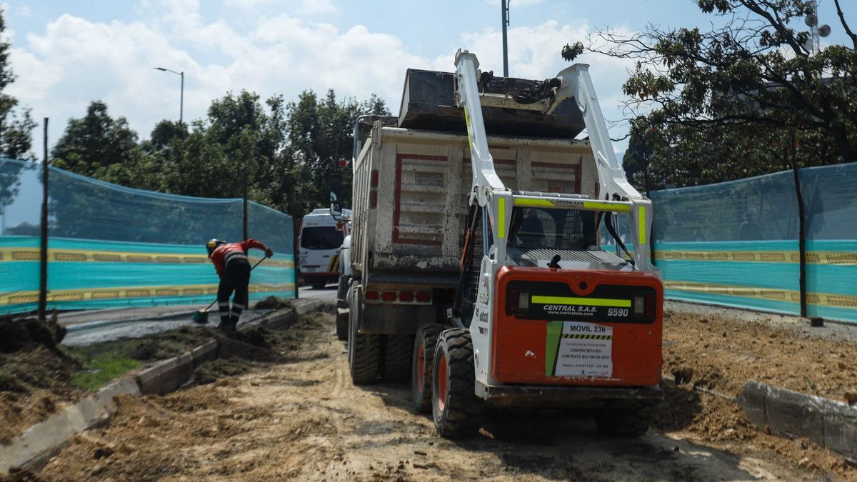Maquinaria y trabajadores de obras de infraestructura en Bogotá