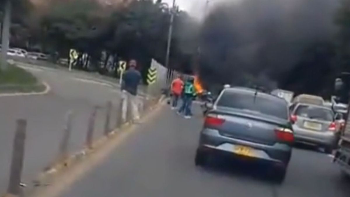 Vehículo incendiándose en plena vía
