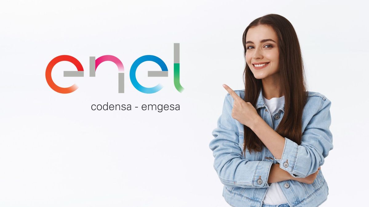 Mujer señalando el logo de Enel Colombia