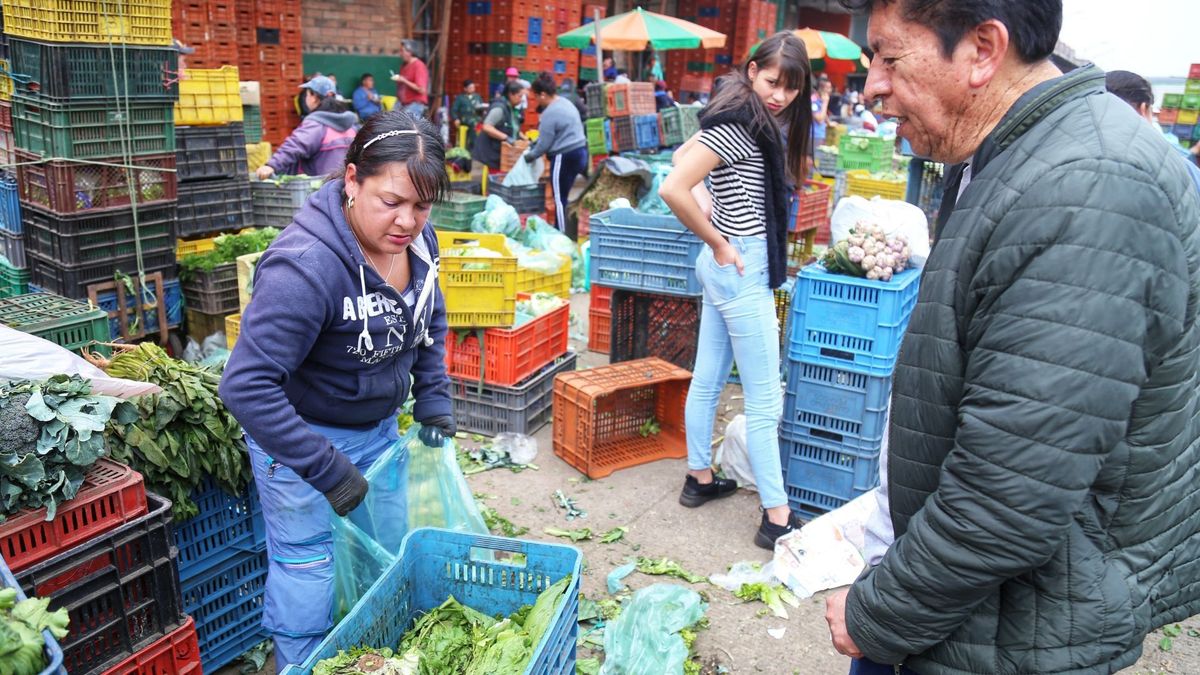 Comerciantes de Corabastos vendiendo sus productos