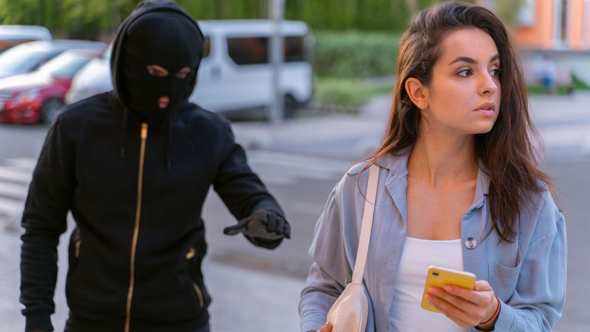 Imagen ilustrativa de un ladrón robando a una mujer