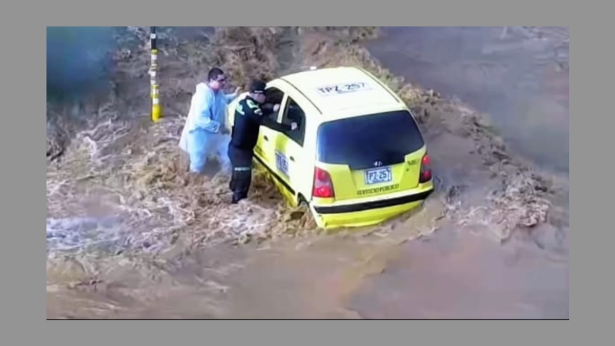 Policías y bomberos se vistieron de héroes y ayudaron a conductores “varados” por las lluvias en Medellín