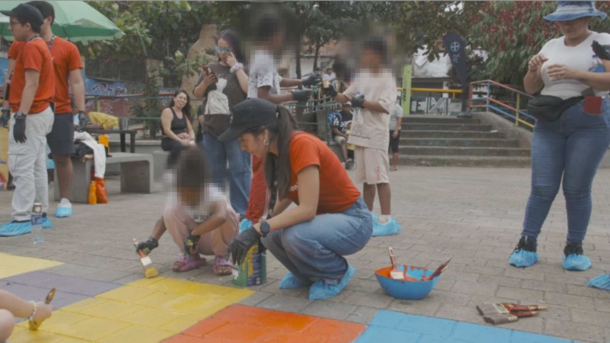 Extranjero que visitaron a Medellín se pusieron la “camisa” y transformaron el parque infantil de Moravia