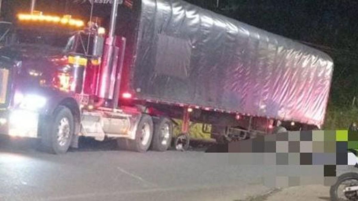 Esta situación generó un bloqueo total y una fuerte congestión vehicular en este importante eje vial que comunica el sur del Valle de Aburrá con el suroeste antioqueño.