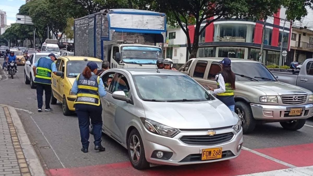 Vehículos en las vías de Bucaramanga