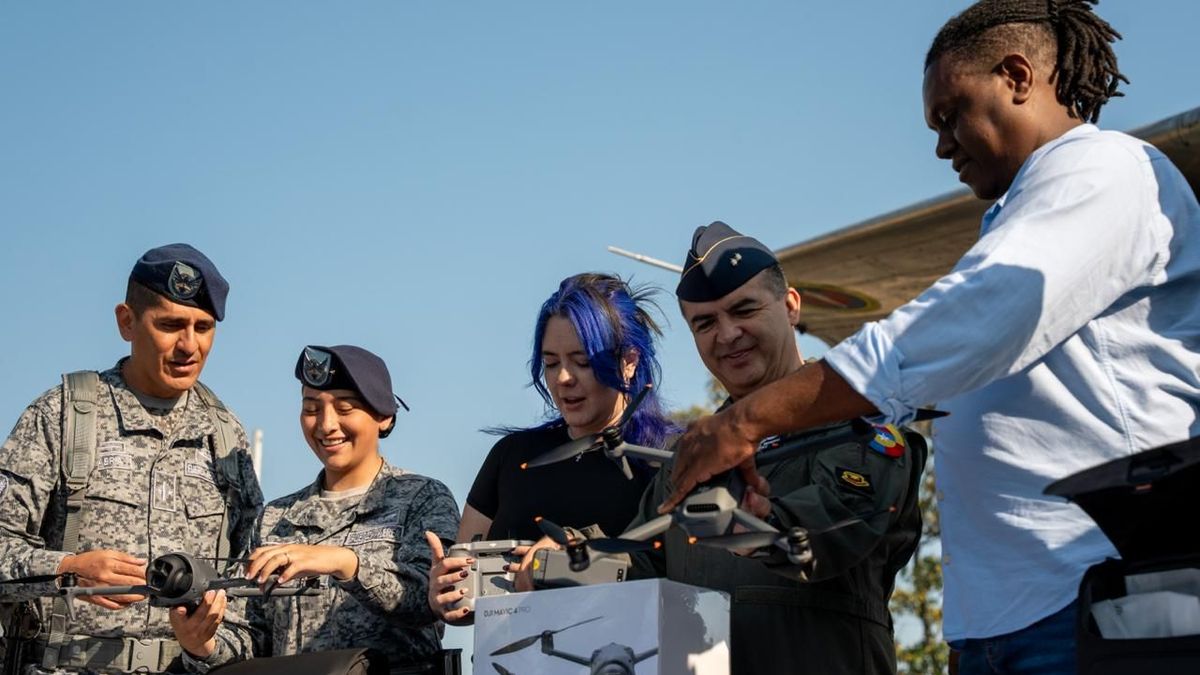 La Alcaldía de Cali entregó drones a la Fuerza Aeroespacial Colombiana.