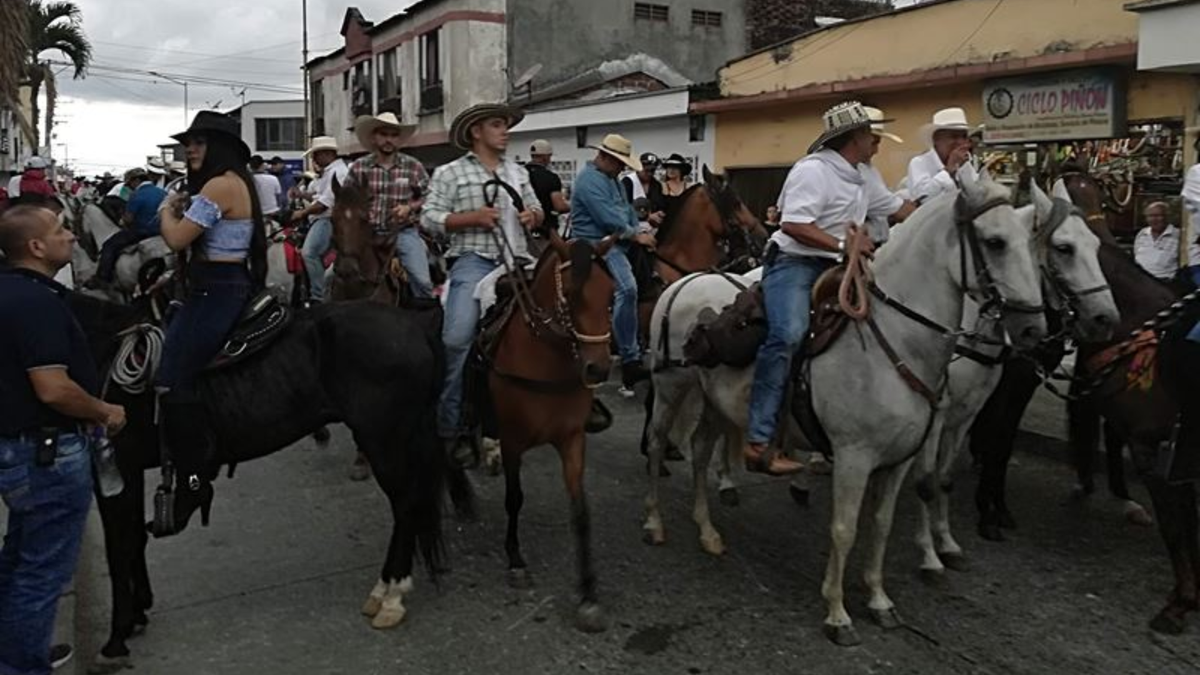 El alcalde tomó la decisión tras incidentes con caballos y desorden en 2025