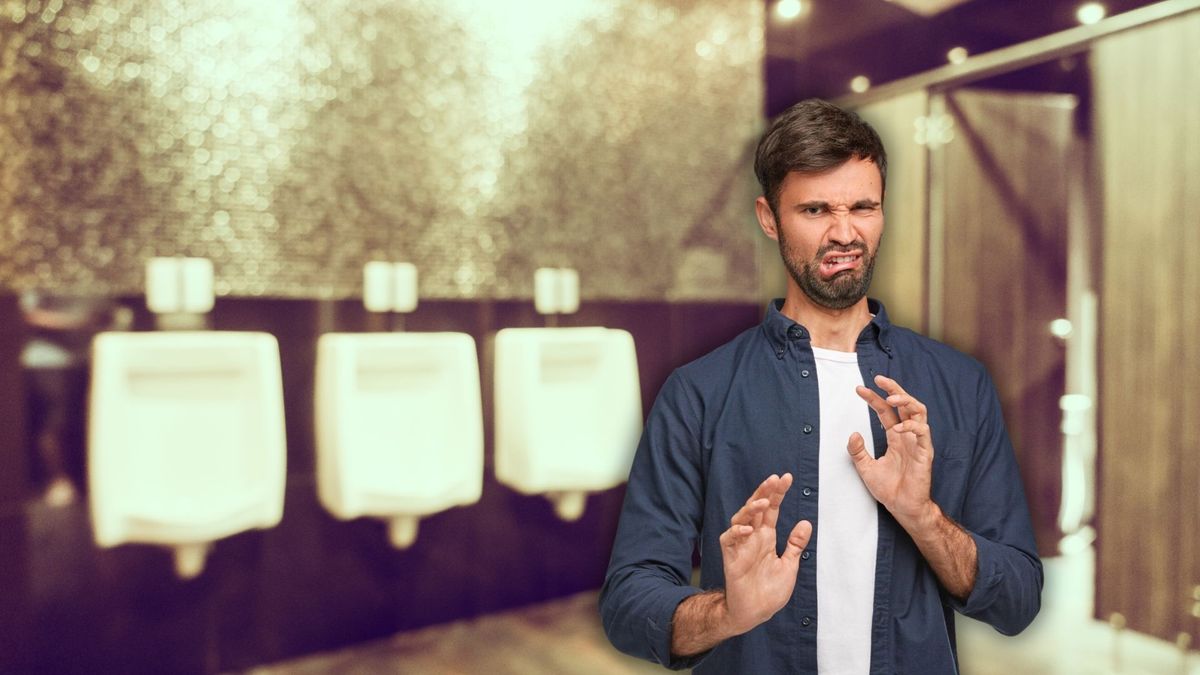 Hombre con cara de asco por baños sucios