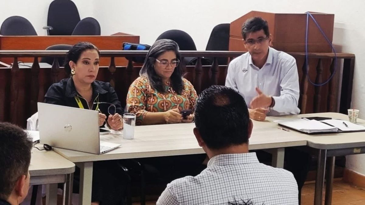 Mesa de trabajo con el gremio de taxistas de Bucaramanga