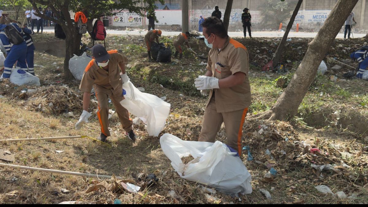 Reclusos haciendo limpieza
