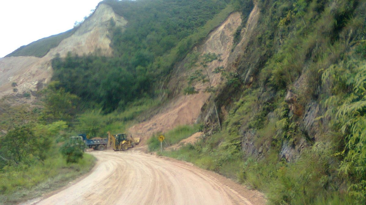 La emergencia se presentó en la vía a San Vicente de Chucurí, cerca del puente El Tablazo.