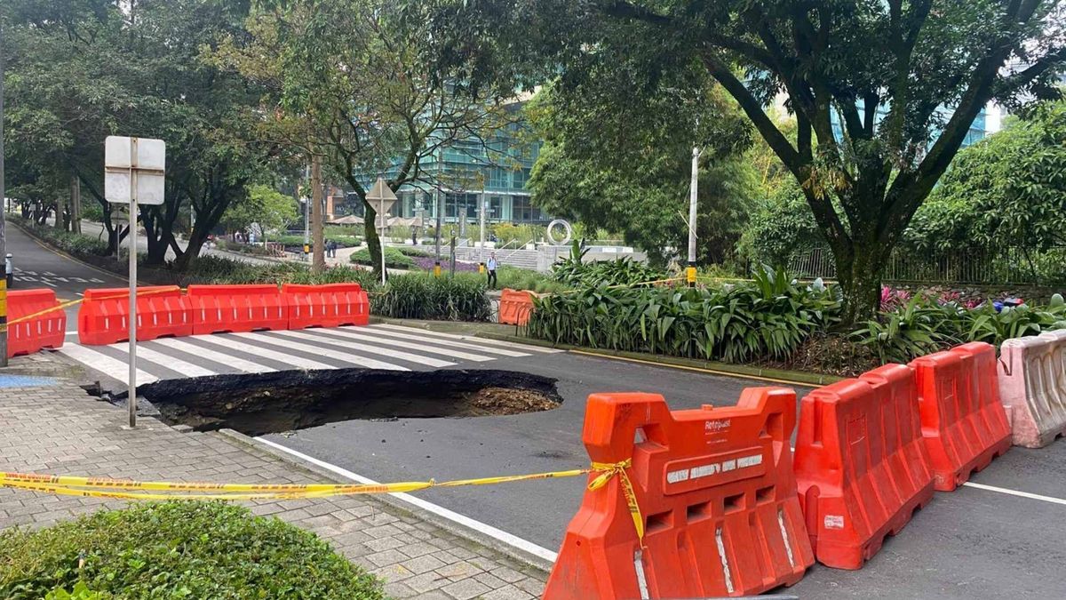 Socavación en la zona provocada por las lluvias registradas en Medellín