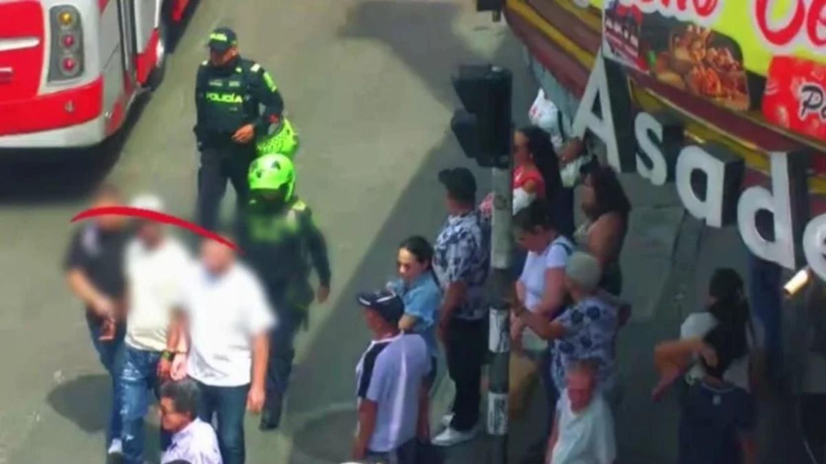 Momento de la captura de tres individuos que se hacían pasar por agentes de la Sijín