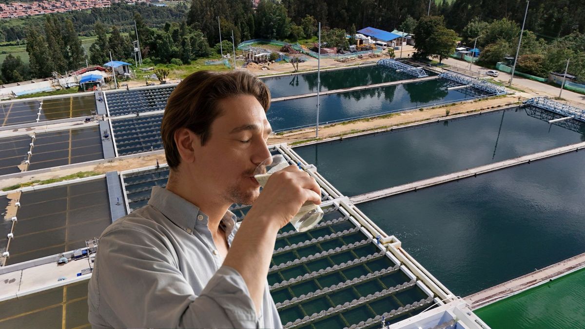 Hombre tomando agua y de fondo la planta Tibitoc