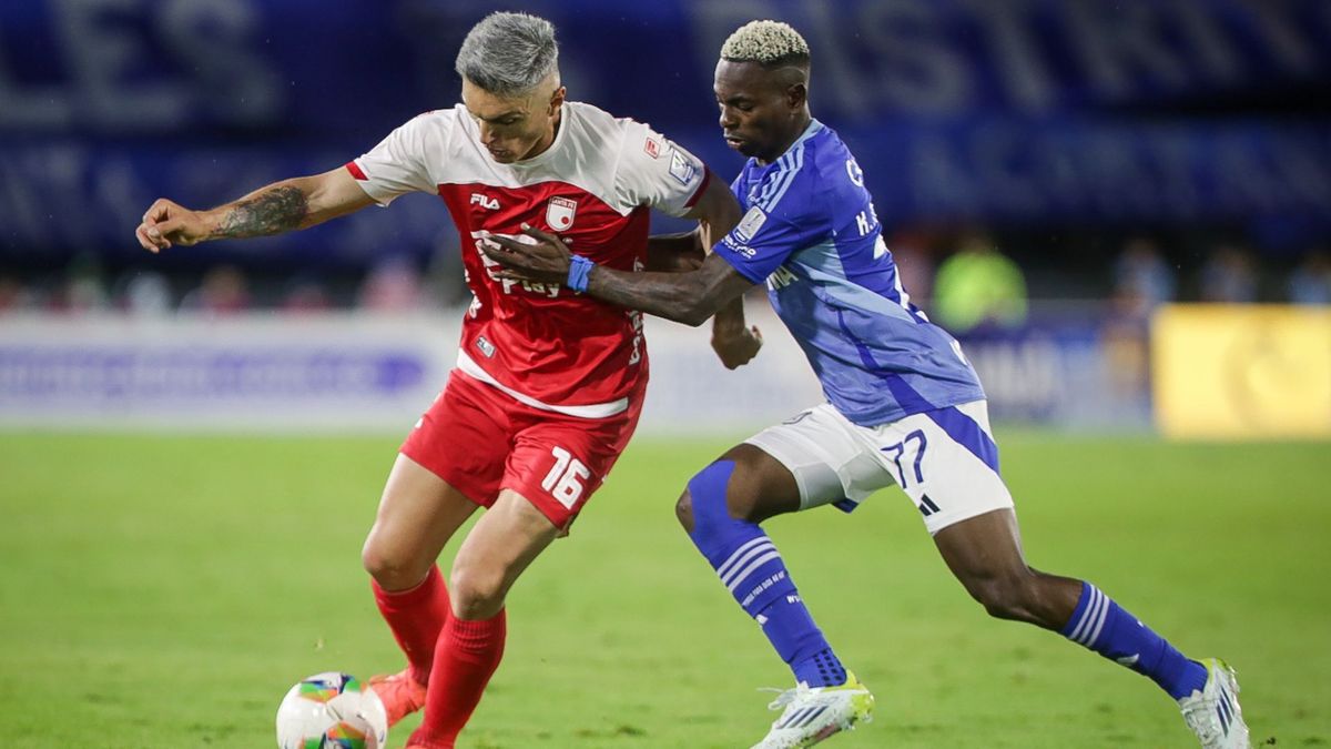 Jugadores de Santa Fe y Millonarios disputando un balón