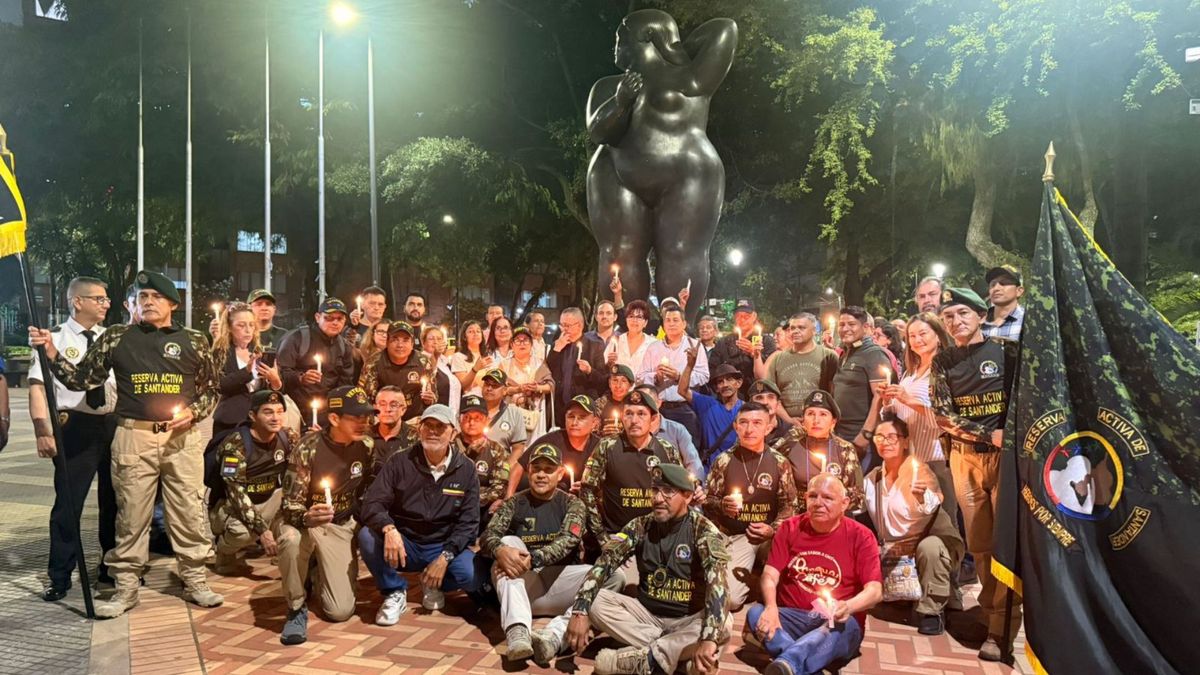 Ciudadanos participan en velatón en el parque San Pío de Bucaramanga por víctimas del accidente aéreo del avión Hércules en Putumayo