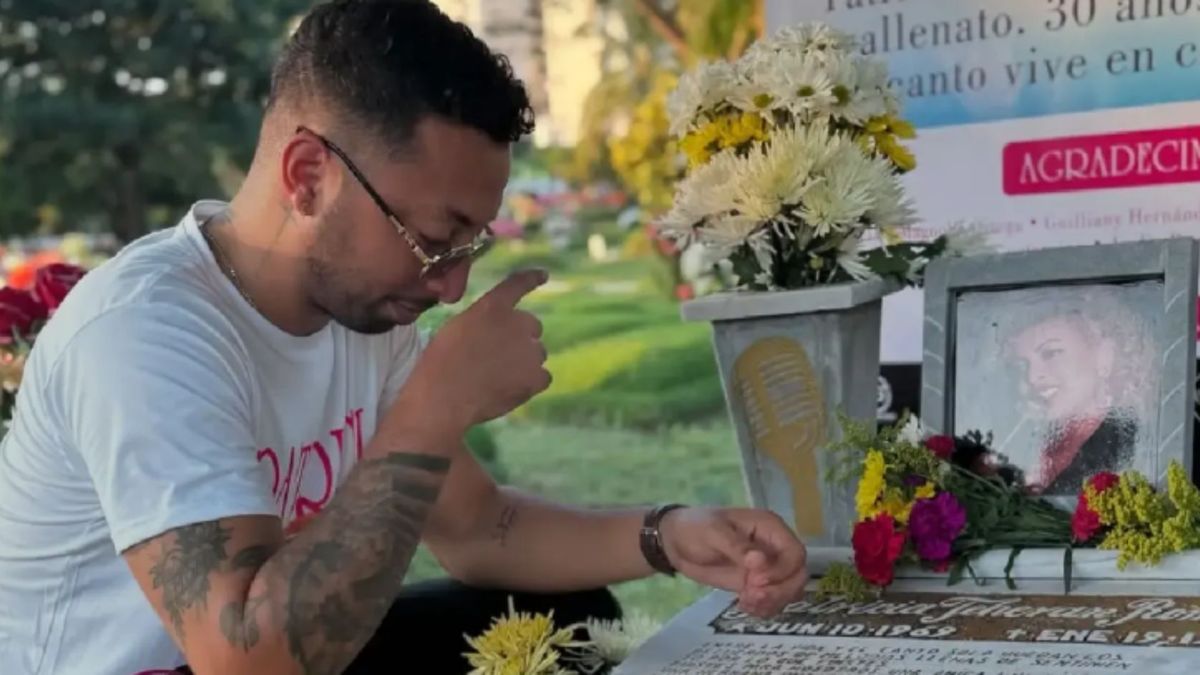 Álex Teherán en la tumba de Patricia