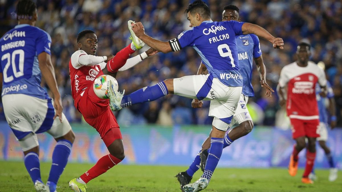 Falcao García disputando un balón contra Johan Torres