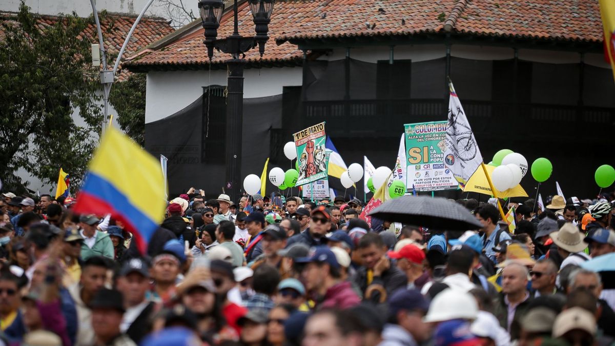 Ciudadanos manifestándose en Bogotá