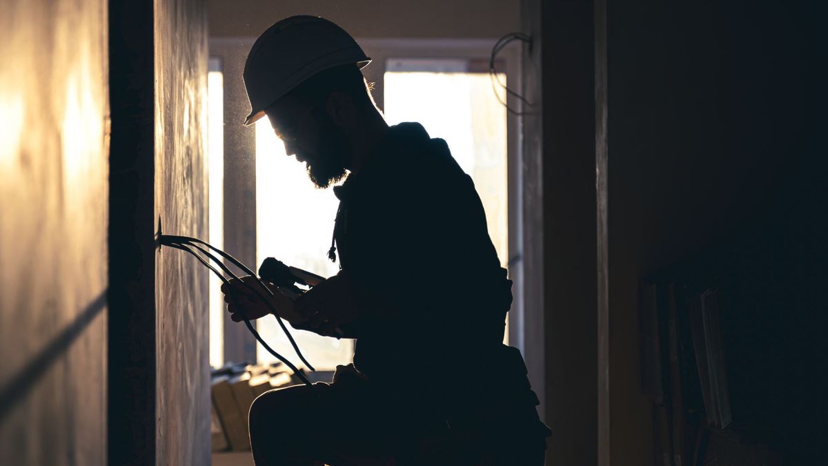 Técnico haciendo trabajos en red eléctrica