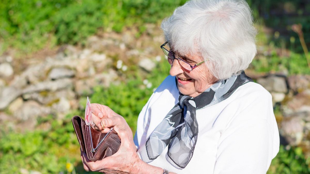 Adulta mayor con dinero