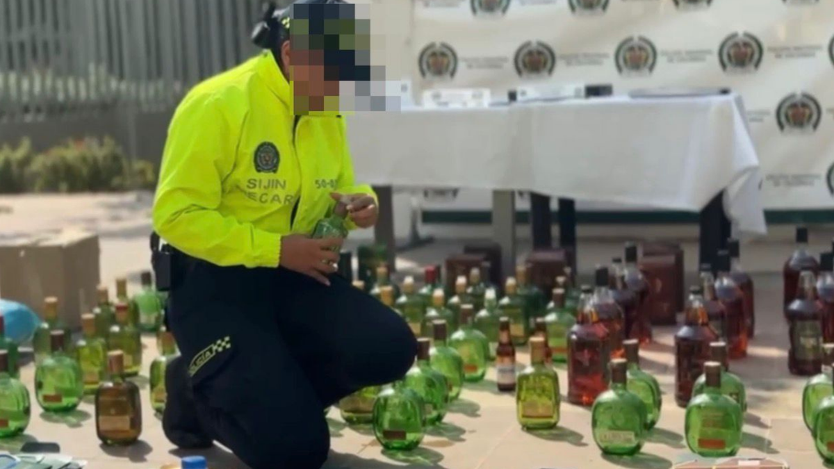Durante los operativos, las autoridades incautaron 50 botellas de licor