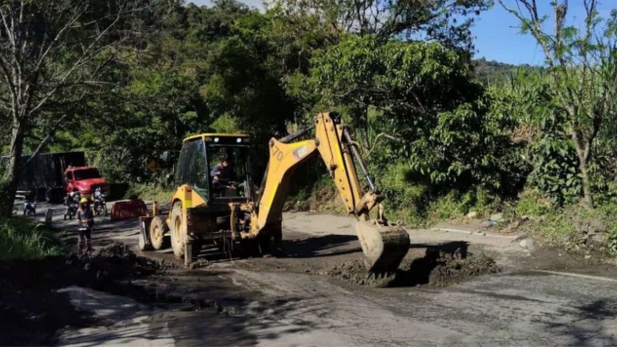 La vía en algunos tramos está intransitable