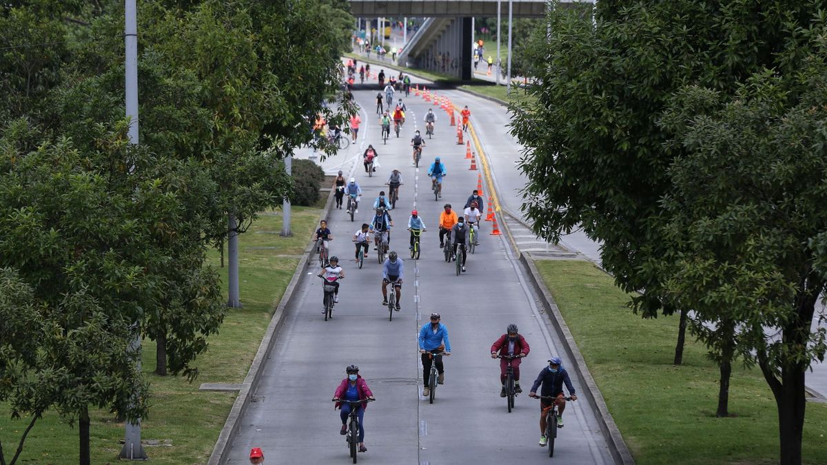 Ciudadanos montando bicicleta en la Ciclovía