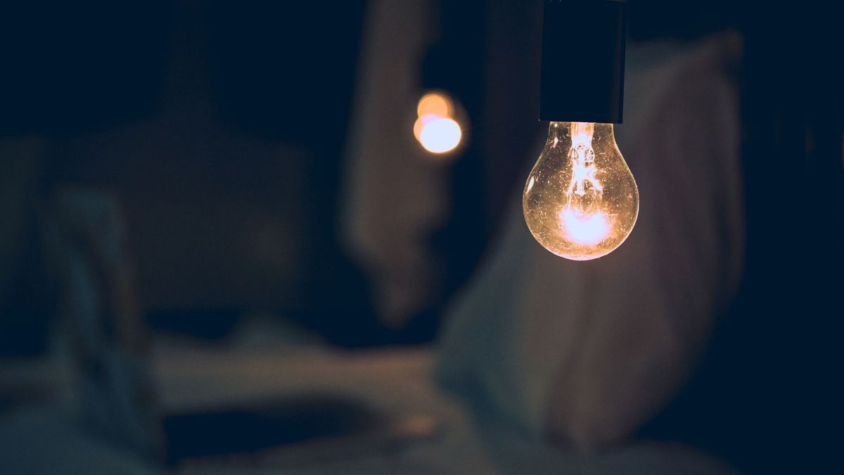 Bombillo alumbrando la oscuridad