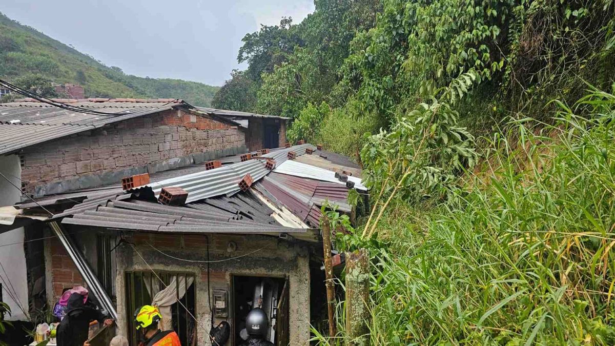 Afectación en vivienda por desplome, provocado por las lluvias en Medellín