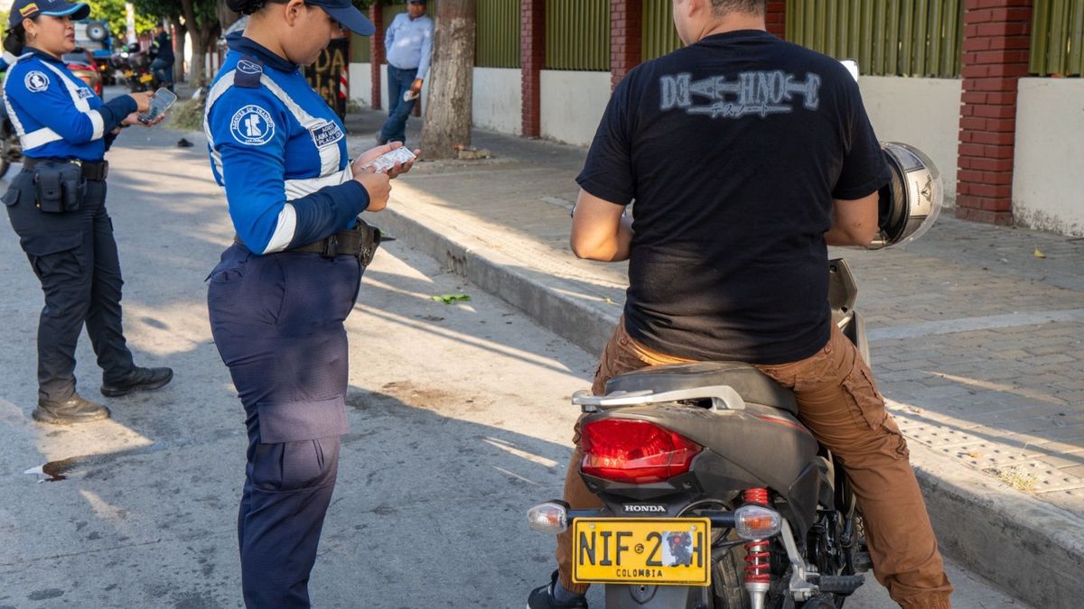 Motos con placas tapadas en Santa Marta