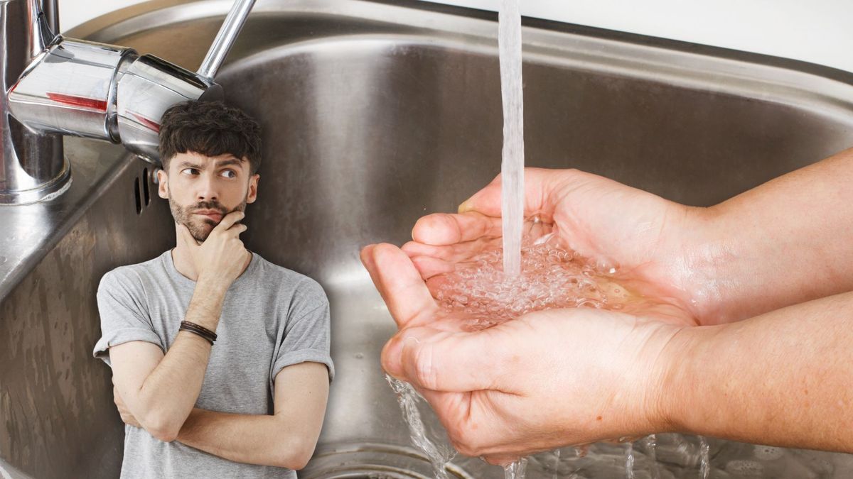 Hombre viendo la coloración del chorro del agua