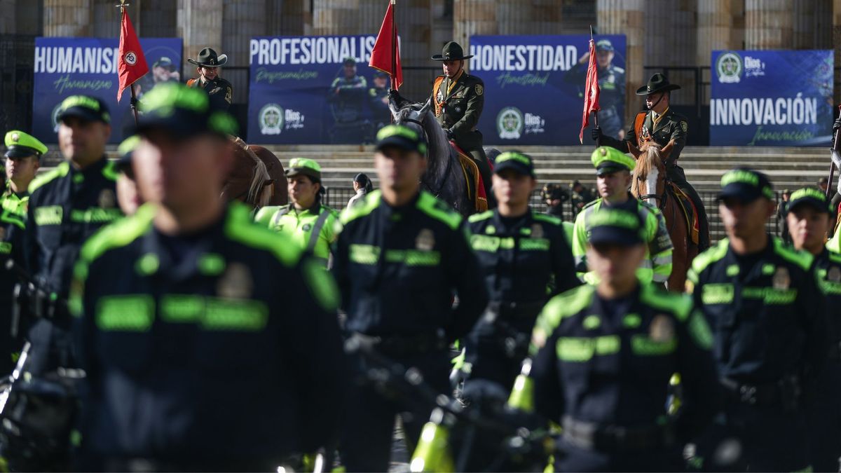 Policías formados en la Plaza de Bolívar
