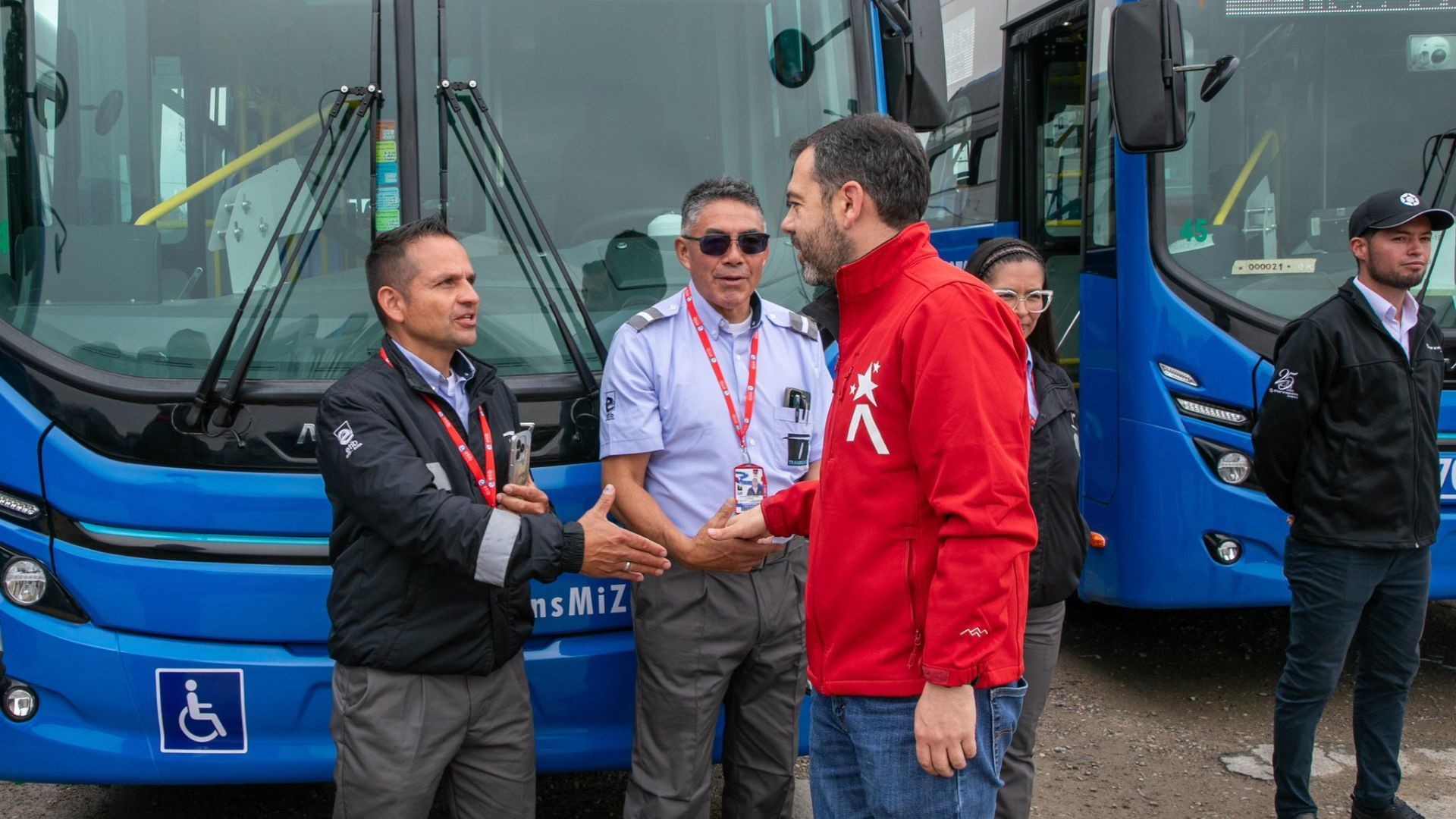 Galán estrena buses con WiFi y carga de celular para usuarios del SITP