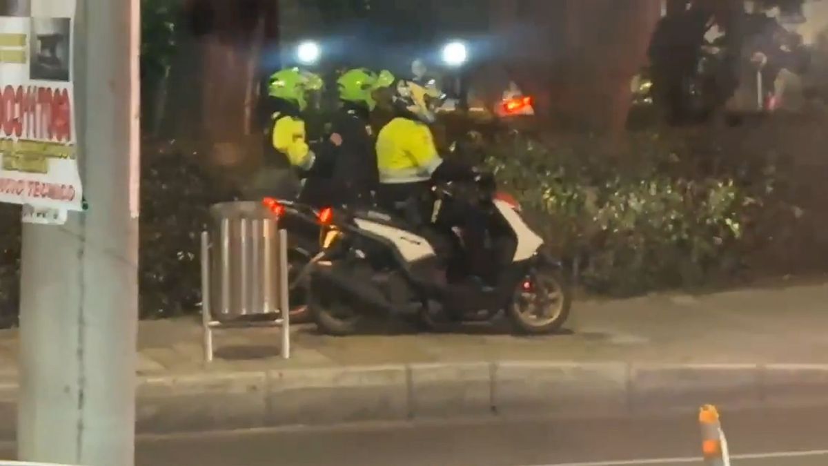 Policías manejando moto por la cicloruta en Bogotá