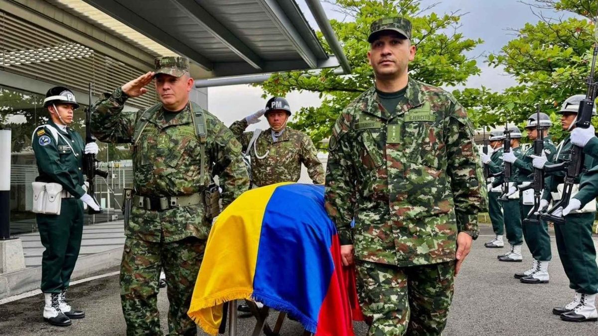 Con honores militares, Medellín recibió los restos del soldado fallecido en accidente aéreo en Putumayo