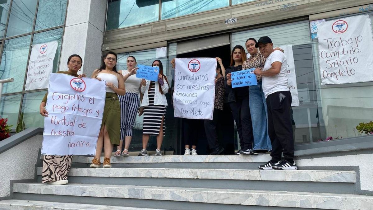 Protesta de trabajadores de Asmet Salud en Armenia: ya van dos meses sin que les paguen