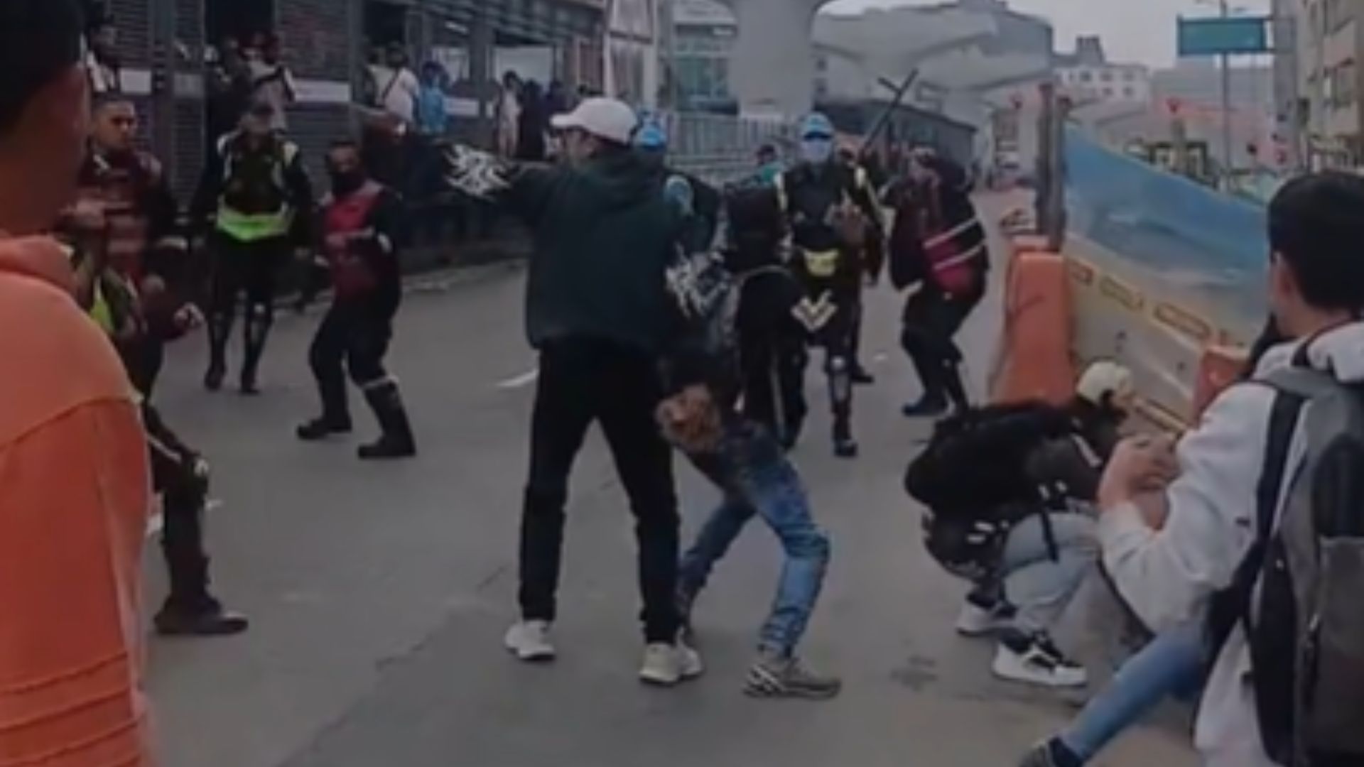 Tremenda pelea en TransMilenio - calle 22: colados se enfrentaron a vigilantes