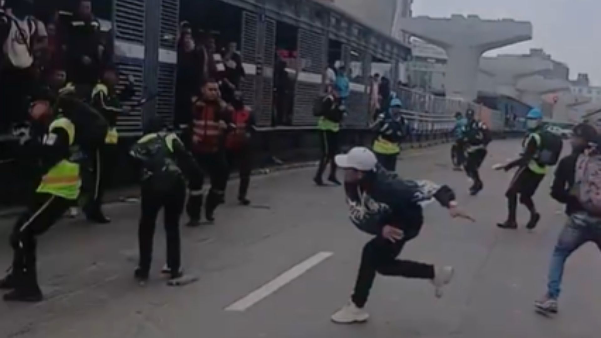 Batalla campal en TransMilenio: colados atacaron a vigilantes con piedras