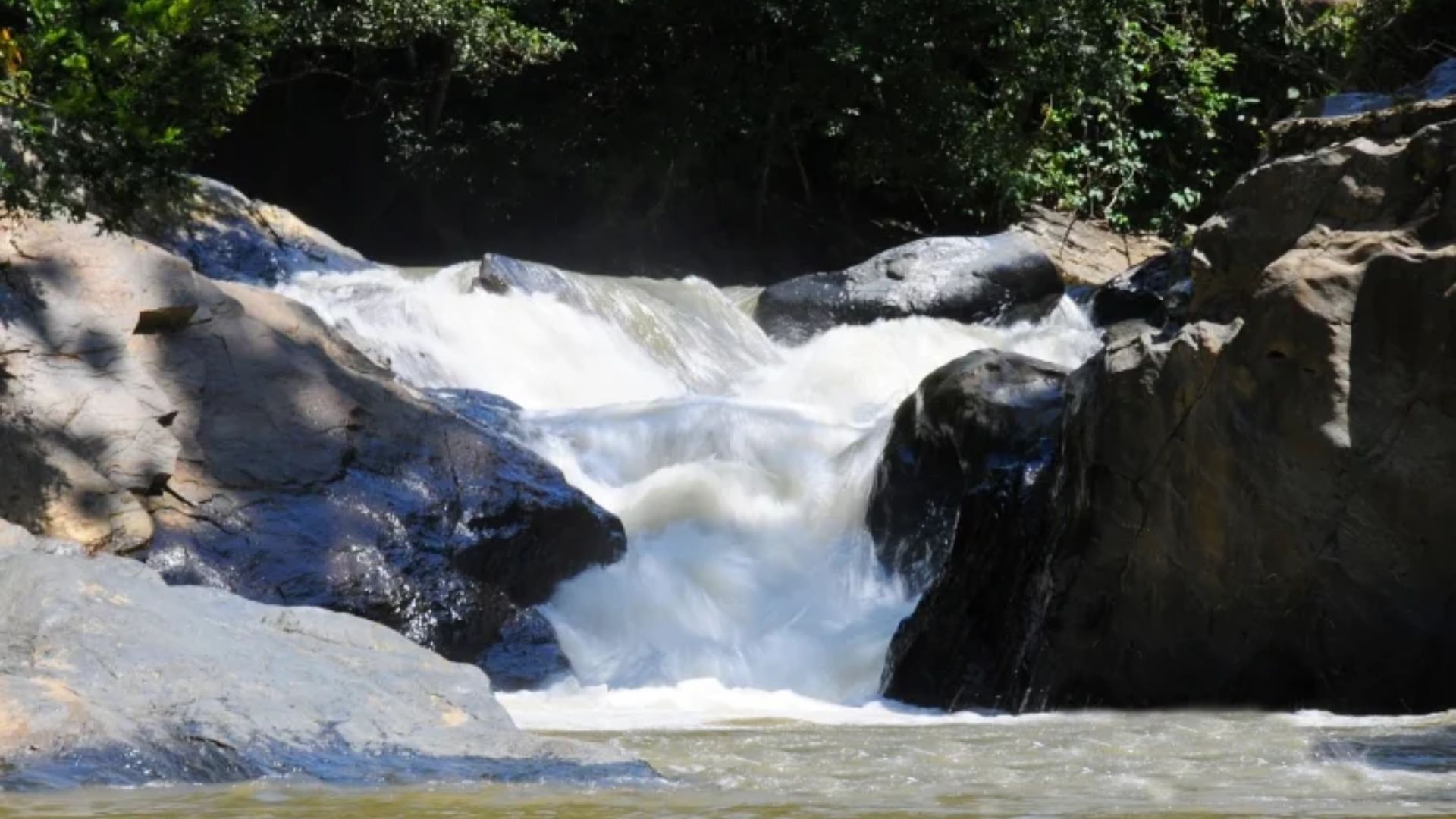Visitantes pueden recorrer senderos ecológicos y disfrutar de varias caídas de agua