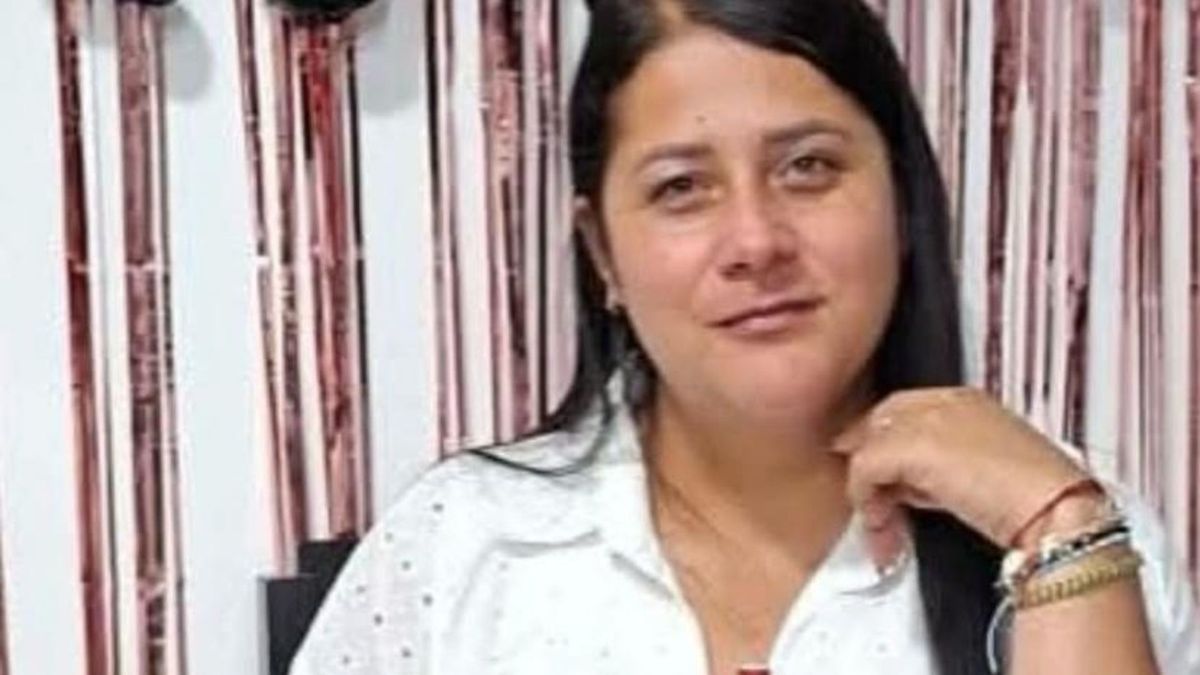 Los peritos judiciales confirmaron que el cadáver presentaba una herida ocasionada por un arma cortopunzante.